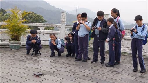 小學生前往木柵拍攝影片，讓大家看見臺灣之美。（圖／再興小學提供）