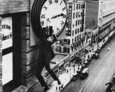 Um eine Prämie von 1.000 Dollar einzuheimsen, schmiedet Harold Lloyd in Stummfilmklassiker "Ausgerechnet Wolkenkratzer!" (1923) einen irren Plan: Er klettert die Fassade eines Kaufhauses hoch, ohne Netz und doppelten Boden. Unter Lebensgefahr drehte Lloyd sämtliche Stuntszenen - auch jene, in der er am Zeiger einer riesigen Uhr baumelt und abzustürzen droht. (Bild: American Stock Archive/Archive Photos/Getty Images)