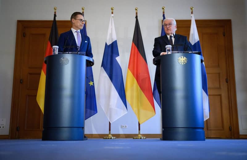 German President Frank-Walter Steinmeier (R) and Finnish President Alexander Stubb speak at a press conference after their meeting at Bellevue Palace. Bernd von Jutrczenka/dpa