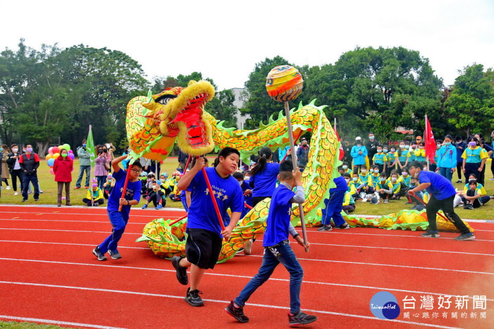 中和國小舞龍隊祝賀。（縣府提供）