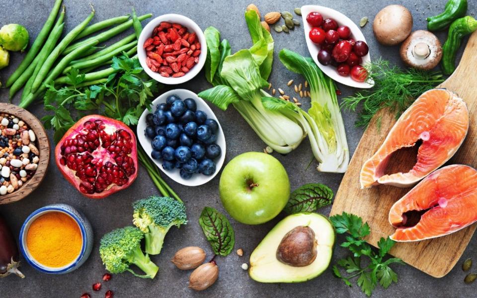 Wenn es um gesunde Ernährung geht, scheiden sich die Geister. Mal wird empfohlen, täglich fünf Portionen Obst zu essen, dann werden Kohlehydrate verteufelt. Allerdings lässt sich anhand der enthaltenen Nährstoffe von Lebensmitteln ganz gut feststellen, was gesund ist und was nicht. Jennifer Di Noia, Professorin an der William Paterson University in New Jersey, führte 2014 eine Studie durch und erstellte eine Liste der 41 nährstoffreichsten und damit gesündesten Lebensmittel ... (Bild: iStock / AlexRaths)