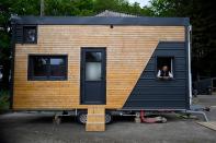 <p>Pascal, un hombre de 52 años que vivía en la calle, posa en la ventana de la casa prefabricada que él mismo ha construido y que se ha convertido en su nuevo hogar. (Foto: Damien Meyer / AFP / Getty Images).</p> 