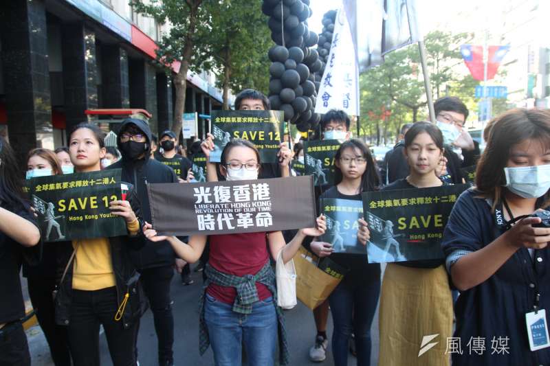 20201025-「香港邊城青年」發起撐港遊行，超過3000位民眾參與遊行，今天（25日）下午從台北捷運忠孝復興站出發，要到香港經貿文化辦事處表達訴求。（黃信維攝）