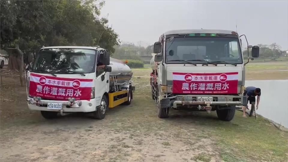 旱象未減搶救芒果大作戰　南市府派水車從虎頭埤載水澆灌