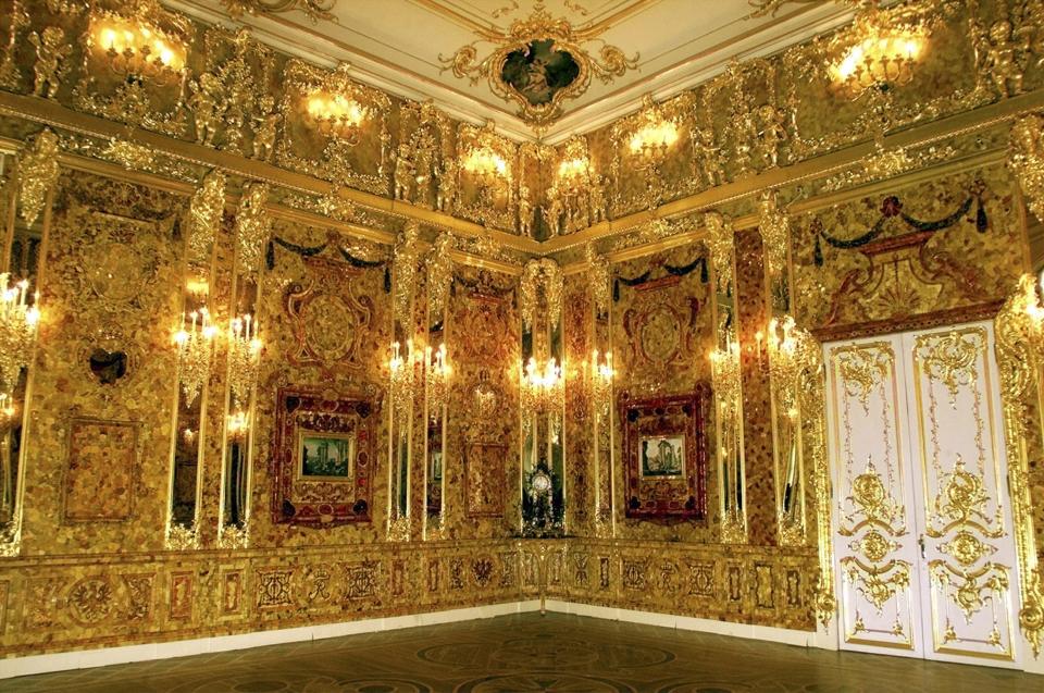 File photo of Russia's legendary Amber Room, back in place in the Catherine Palace outside St Petersburg after 20 years of painstaking reconstruction by Russian craftsmen, May 13, 2003. A German pensioner has started digging for the Amber Room, a priceless work of art looted by Nazis from the Soviet Union during World War Two that has been missing for 70 years, in the western Ruhr area but says he needs a new a drill to help him. Dubbed the Eighth Wonder of the World, the Amber Room was an ornate chamber made of amber panels given to Tsar Peter the Great by Prussia's Friedrich Wilhelm I in 1716.German troops stole the treasure chamber from a palace in St Petersburg in 1941 and took it to Koenigsberg, now the Russian enclave of Kaliningrad, before it disappeared. TO GO WITH STORY GERMANY-AMBER ROOM/ REUTERS/Alexander Demianchuk (RUSSIA - Tags: ENTERTAINMENT)
