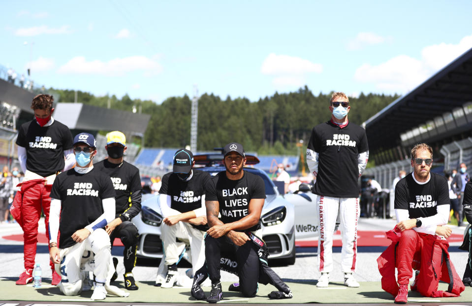 Prima della partenza del GP d'Austria, arriva il gesto dei piloti di F1, capeggiati dal campione del mondo Lewis Hamilton: eccoli in ginocchio per sostenere il movimento "Black Lives Matter". Alcuni di loro come Leclerc e Verstappen hanno deciso di non farlo. "Credo che ciò che conta siano fatti e comportamenti nella nostra vita quotidiana piuttosto che gesti formali che potrebbero essere considerati controversi in alcuni paesi", ha scritto il ferrarista. (Dan Istitene/Pool via AP)