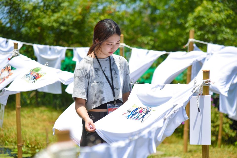 ▲東北角特有的大地藝術節「2024貢寮水T藝術節」邁入第四屆，今年有600件水T以「T山T海」在水梯田上飄揚，更創新展出40個地方創生團隊的《家鄉》故事水T，成為「全台地創團隊的大地藝術節」！