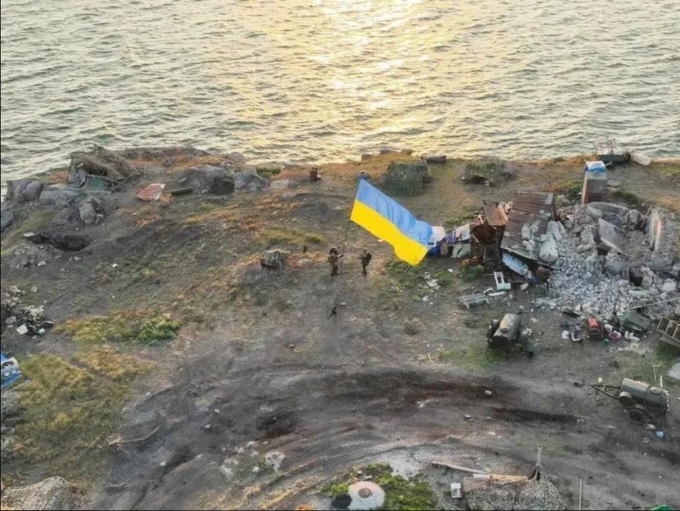 7月7日，烏克蘭國旗飄揚在蛇島上空。   圖：翻攝Defence of Ukraine