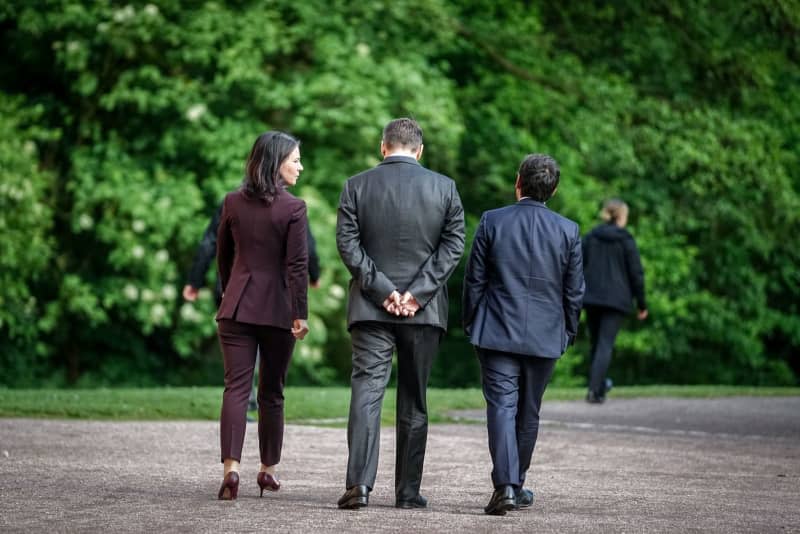 German Foreign Minister Annalena Baerbock (L), her French counterparts Stephane Sejourne and Polish Radoslaw Sikorski walks through a park with during a meeting within the framework of the Weimar Triangle. Kay Nietfeld/dpa