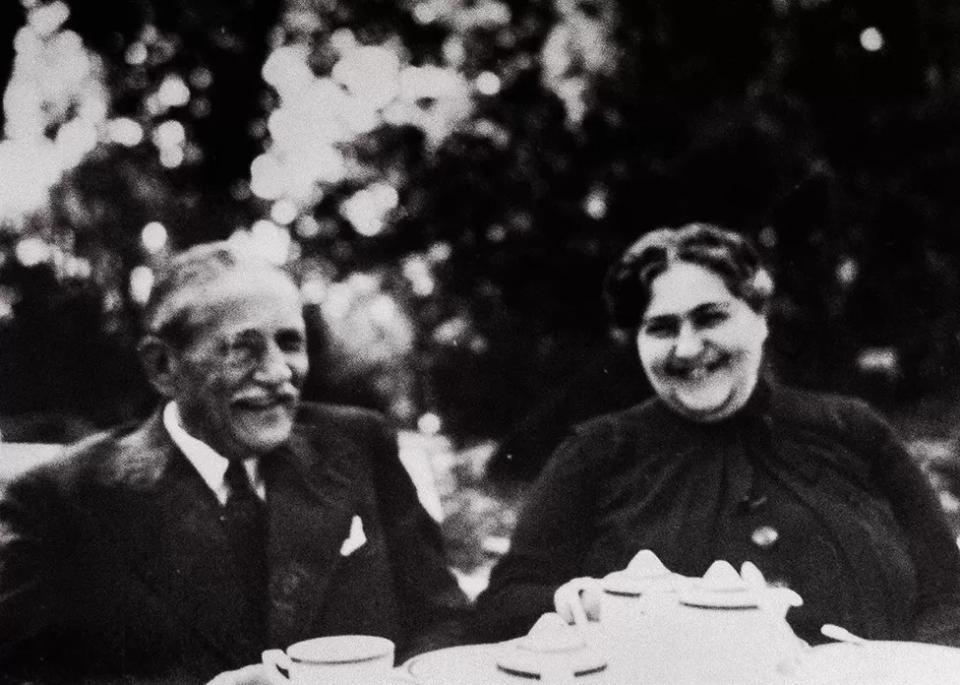 Siegbert y Johanna Margarete Stern, sentados en una mesa al aire libre, tomando té