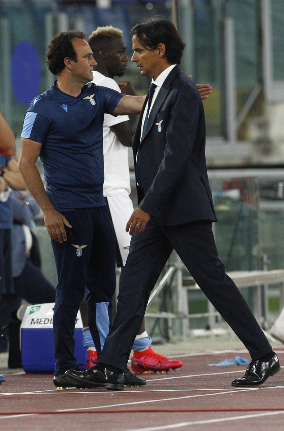 El técnico de Lazio Simone Inzaghi sale de la cancha expulsado durante un partido contra Fiorentina en Roma el 27 de junio del 2020. (AP Photo/Riccardo de Luca)