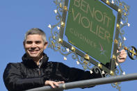 <p><b>Benoît Violier</b> - Le chef franco-suisse Benoît Violier a été retrouvé mort, chez lui, dimanche 31 janvier 2016. La thèse du suicide par arme à feu est privilégiée. <br>Cuisiner de l'année, meilleur cuisinier du monde, trois étoiles au Michelin… Un palmarès extraordinaire pour celui que Paul Bocuse qualifiait de “pape” de la gastronomie française.<br>Fils de viticulteur, Benoît Violier s'était notamment formé auprès de Joël Robuchon et de Joël Guichard. Il avait 44 ans.</p>