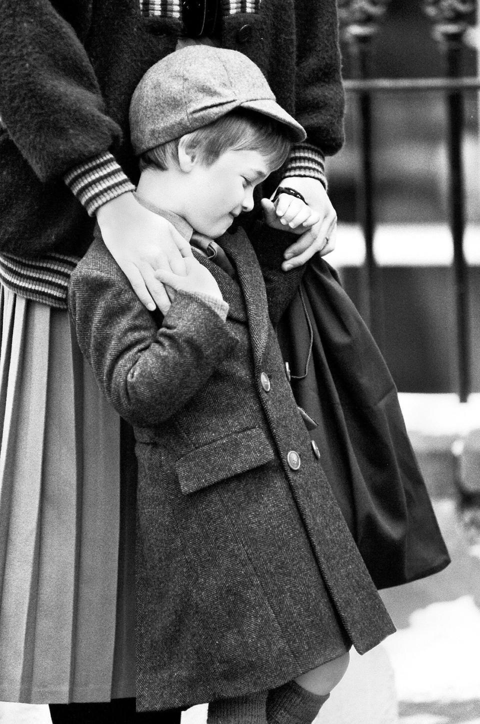 Harrys großer Bruder William war hingegen viel schüchterner, als er im Januar 1987 seinen allerersten Schultag in der Wetherby School (ebenfalls in Notting Hill) hatte. Er kuschelte sich ganz verlegen an seine Mutter und wollte ihre Hände gar nicht mehr loslassen.