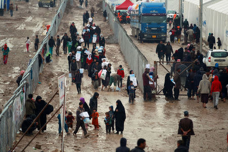 Displaced Iraqi people receive aid as Iraqi forces battle with Islamic State militants in Mosul, at Hammam al-Alil camp, Iraq March 23, 2017. REUTERS/Khalid al Mousily