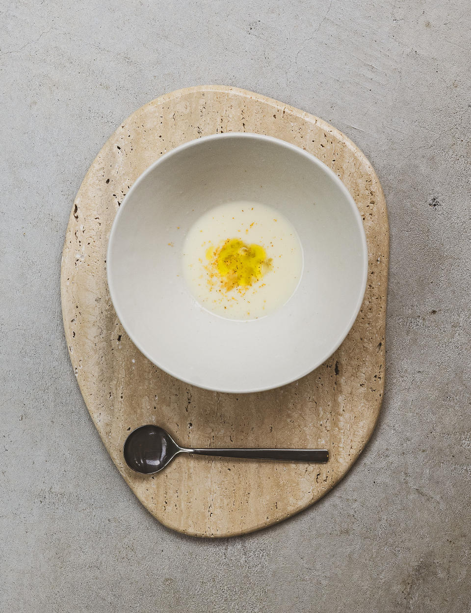 Soupe d’asperges blanches à la gelée de cardamome