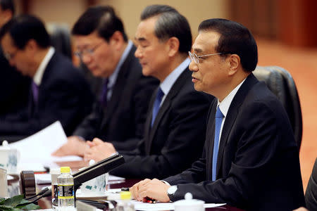 Chinese Premier Li Keqiang (R) speaks during a meeting with Philippines President Rodrigo Duterte at the Great Hall of the People in Beijing, China, October 20, 2016. REUTERS/ Wu Hong/ Pool