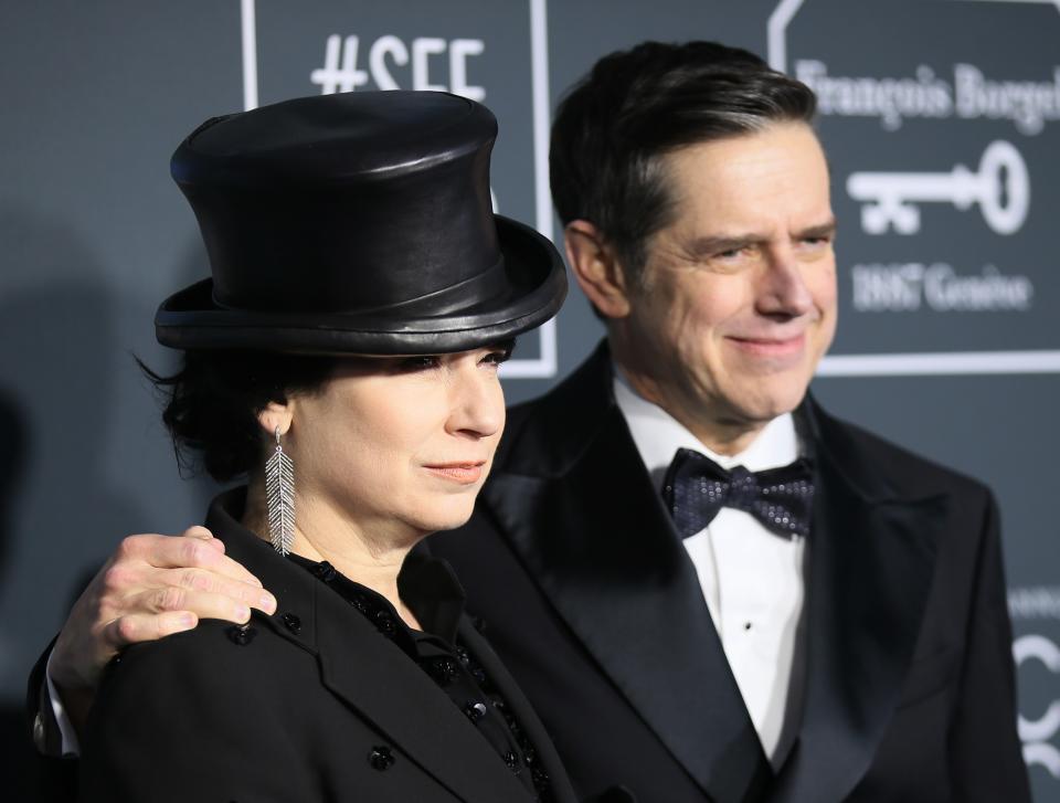 <p>Antes de recoger cuatro premios, la creadora de ‘The Marvelous Mrs. Maisel’, Amy Sherman-Palladino, ya triunfó en la alfombra azul de los Critics’ Choice Awards del brazo de su marido Daniel Palladino. (Foto: Danny Moloshok / Reuters). </p>