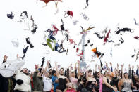 <b>25 mars</b><br> Des femmes lancent leurs soutien-gorge à Paris afin d’attirer l’attention sur la lutte au cancer du sein. <br> (Pierre Verdy / AFP)