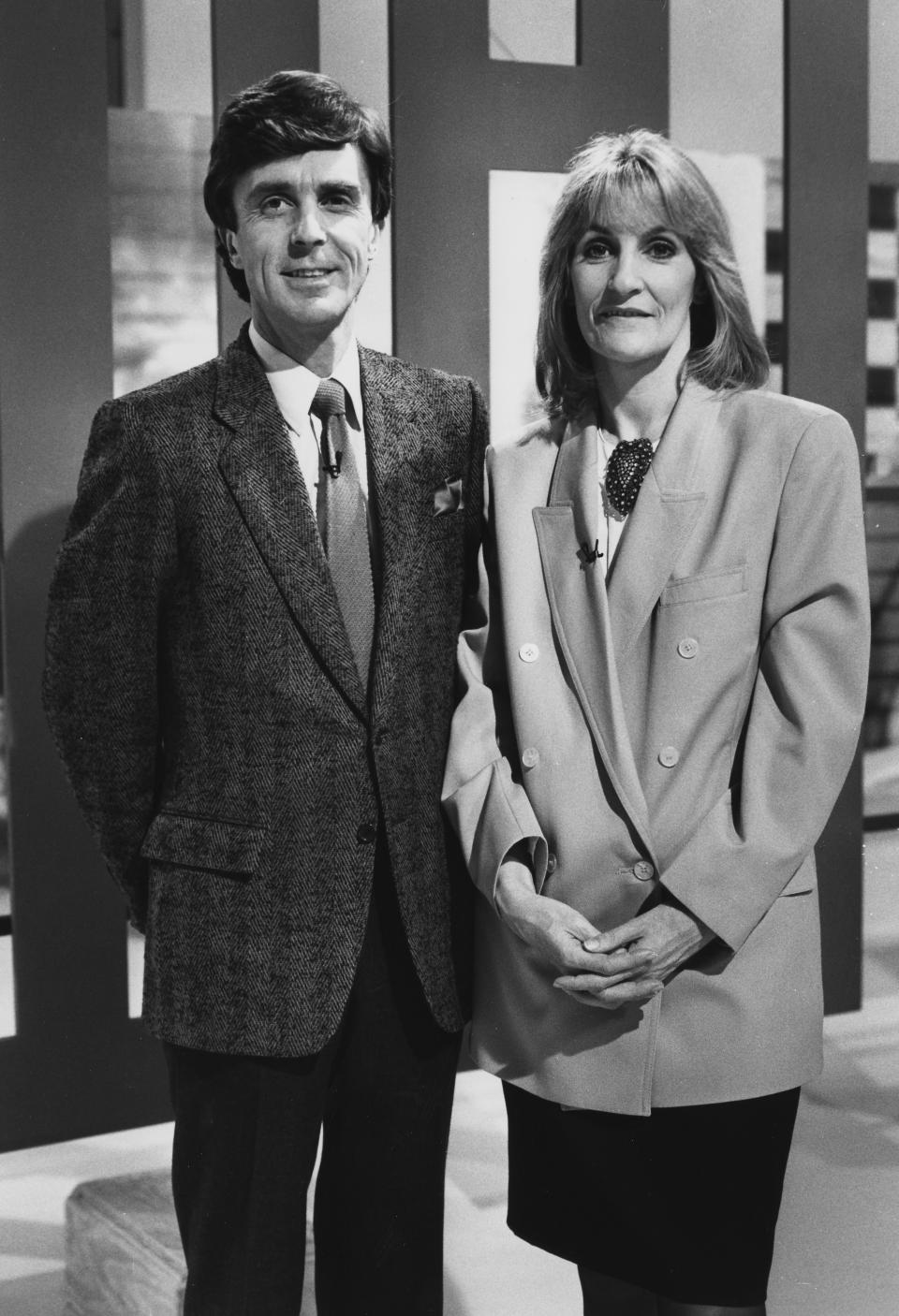 Portrait of television presenters Lynn Faulds Wood and John Stapleton on the set of the BBC show 'Watchdog', November 20th 1989. (Photo by Don Smith/Radio Times/Getty Images)