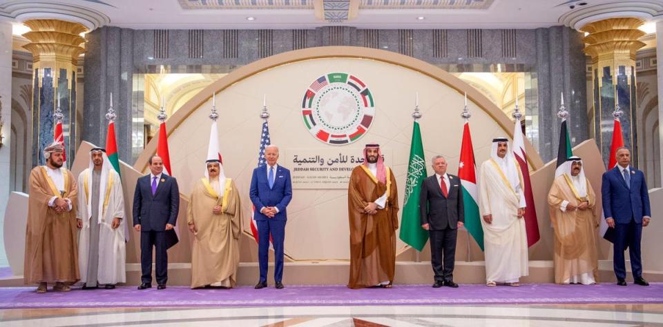 Joe Biden al lado de MBS durante una sesión fotográfica realizada el sábado (EPA)