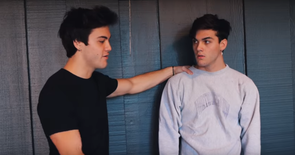 Una campaña lanzada en redes pedía a los fans de Ethan y Grayson Dolan que acudiesen al funeral de su padre. Estos han tenido que pedir respeto y que, por favor, no lo hagan. (Foto: Captura de un vídeo de <a href="https://www.youtube.com/channel/UCITqR49EAUY8i1vZtXTwe-A" rel="nofollow noopener" target="_blank" data-ylk="slk:su canal de Youtube;elm:context_link;itc:0;sec:content-canvas" class="link ">su canal de Youtube</a>)