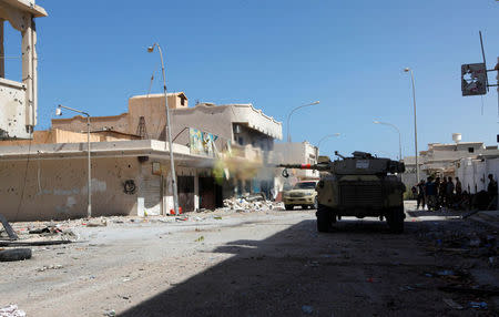 A Libyan forces tank allied with the U.N.-backed government is seen during a battle with Islamic State militants in Sirte September 22, 2016. REUTERS/Ismail Zitouny