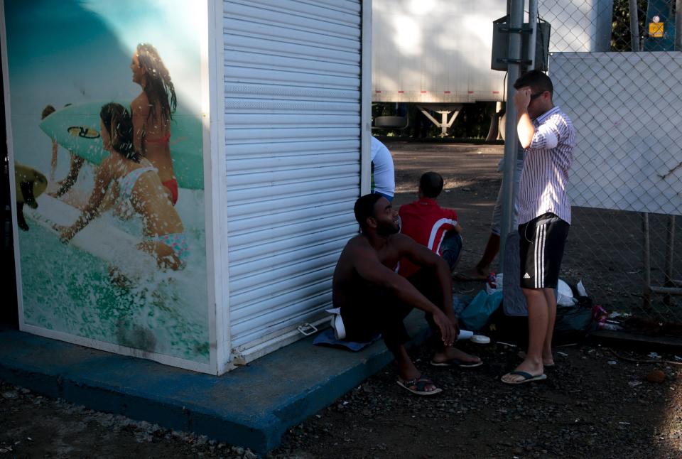 Cubans migrants chat as they wait for the opening of the border between Costa Rica and Nicaragua in Penas Blancas, Costa Rica November 17, 2015. More than a thousand Cuban migrants hoping to make it to the United States were stranded in the border town of Penas Blancas, Costa Rica, on Monday after Nicaragua closed its border on November 15, 2015 stoking diplomatic tensions over a growing wave of migrants making the journey north from the Caribbean island. REUTERS/Oswaldo Rivas