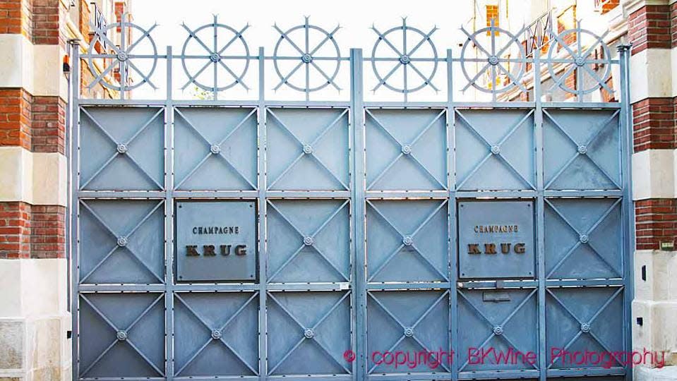 Las puertas cerradas en la bodega Champagne Krug en Reims.