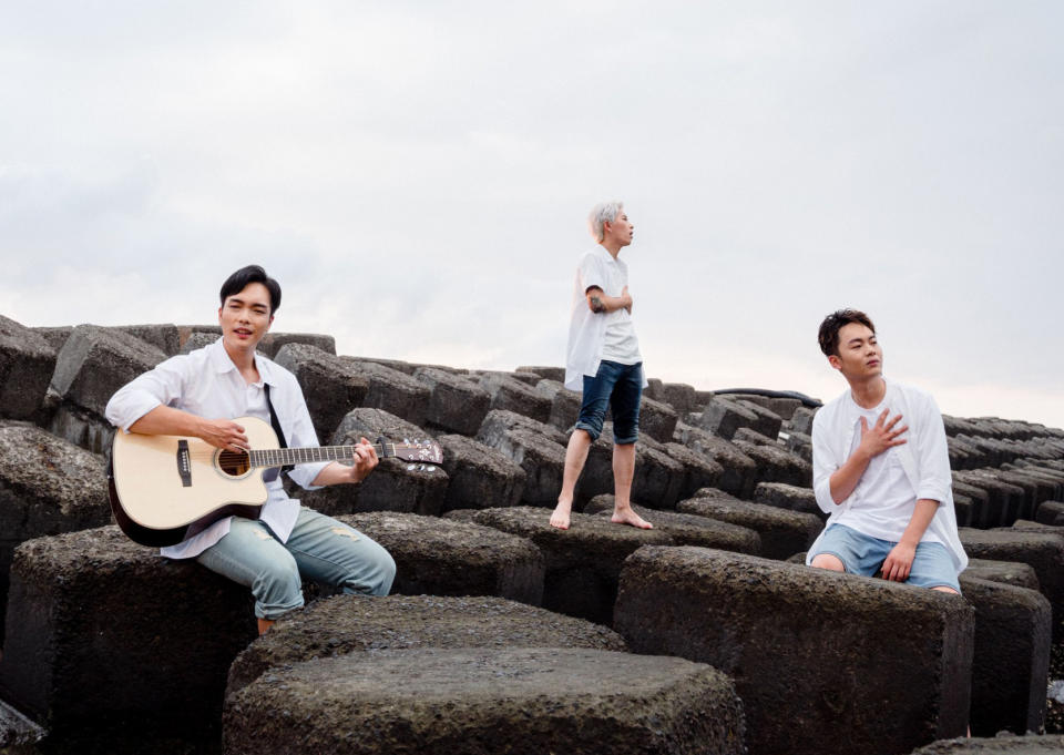 Xunday MV中化身在海邊演出的樂隊。（圖／Xunday提供）