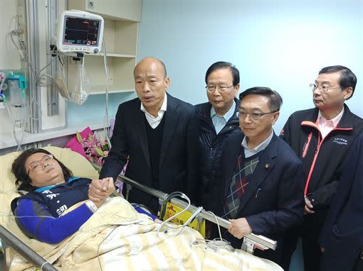 國民黨立委陳玉珍、林奕華被送到台大醫院，韓國瑜以及多名國民黨立委前來探視。（圖／翻攝自國民黨立法院黨團）