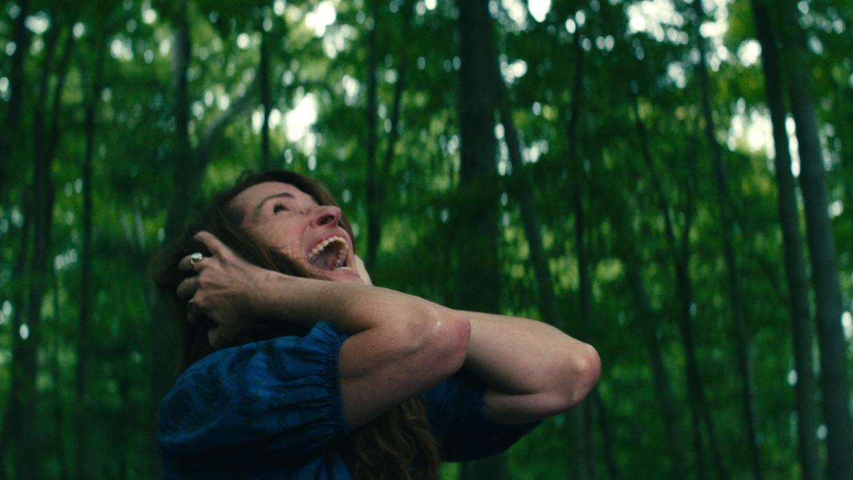  Julia Roberts and Mahershala Ali in Leave the World Behind. 