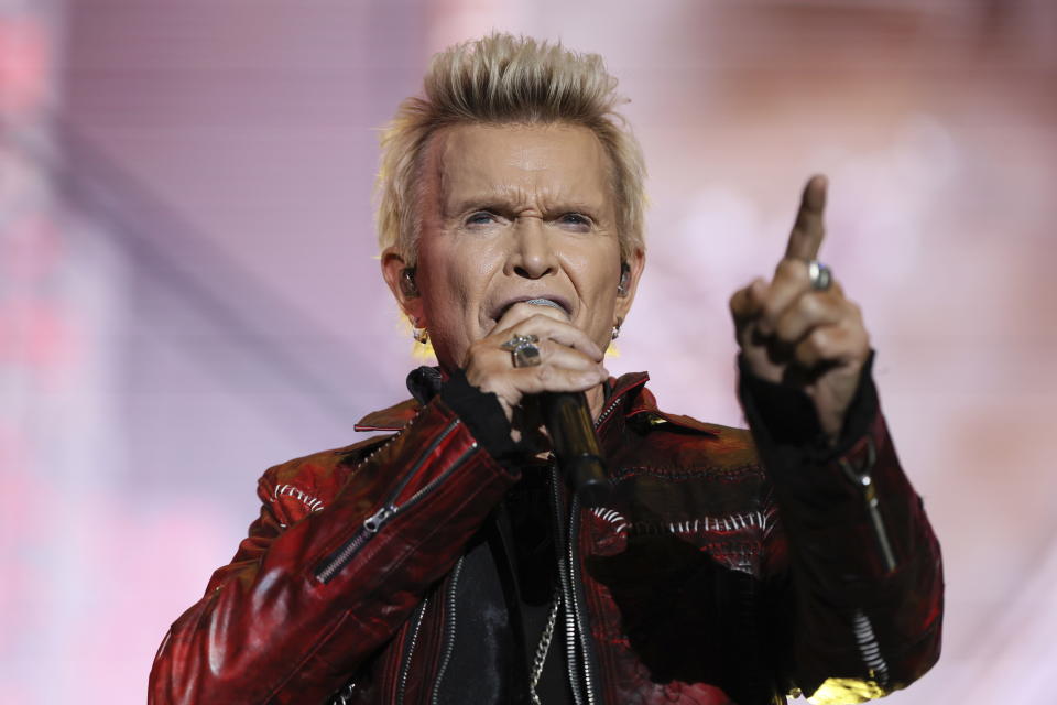 El cantante británico Billy Idol durante su concierto en el Festival Vive Latino en la Ciudad de México el sábado 16 de marzo de 2024. (Foto AP/Ginnette Riquelme)