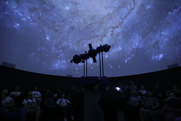El planetario híbrido Julio Verne, en la Plaza Cielo Tierra, es uno de los atractivos del centro, que tiene visitas guiadas