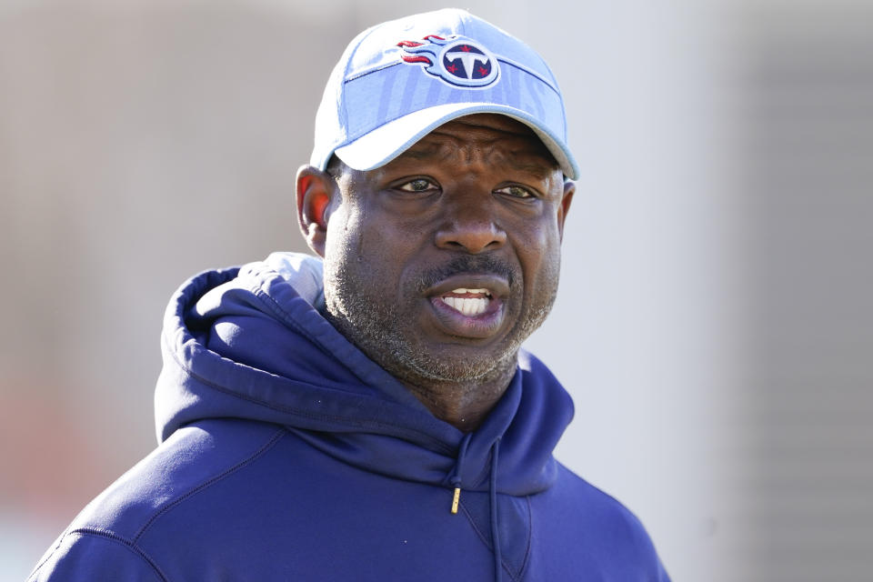 Tennessee Titans tight ends coach Tony Dews gives instructions to players during an NFL football practice Thursday, Dec. 7, 2023, in Nashville, Tenn. (AP Photo/George Walker IV)