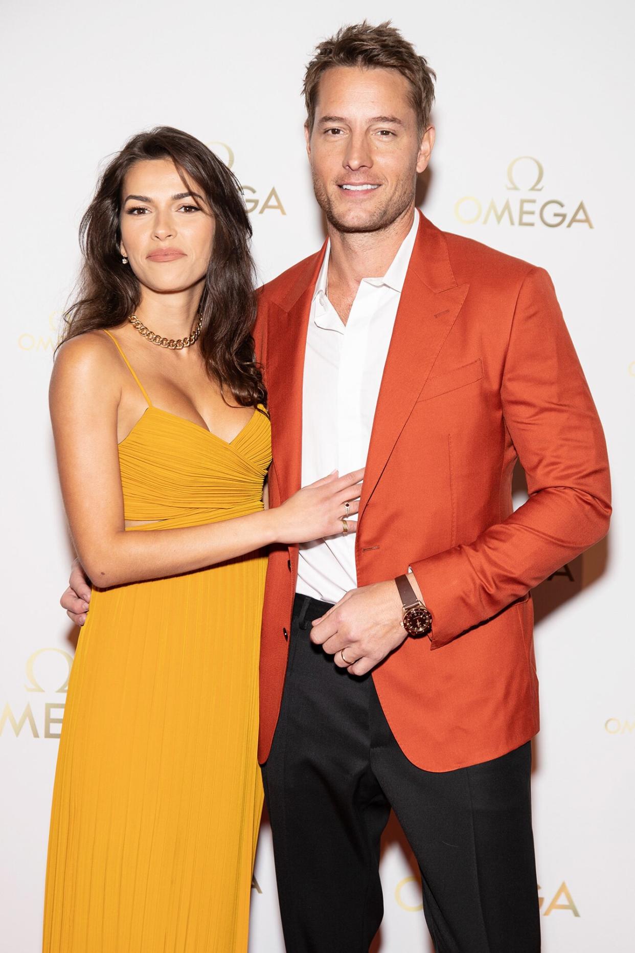 SAN FRANCISCO, CALIFORNIA - NOVEMBER 18: Sofia Pernas and Justin Hartley arrive at Omega San Francisco Grand Opening VIP Celebration at de Young Museum on November 18, 2021 in San Francisco, California. (Photo by Miikka Skaffari/Getty Images)