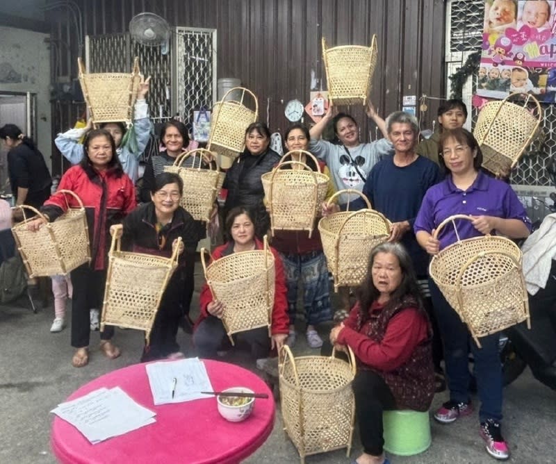 花蓮明利國小社區多功能學習中心  傳承竹編文化 花蓮縣明利國小的社區多功能學習中心將竹編等傳統 文化轉化為生活日常課程，由耆老與工藝師教授在地 取材手作技藝。 （教育部提供） 中央社記者許秩維傳真  113年4月14日 