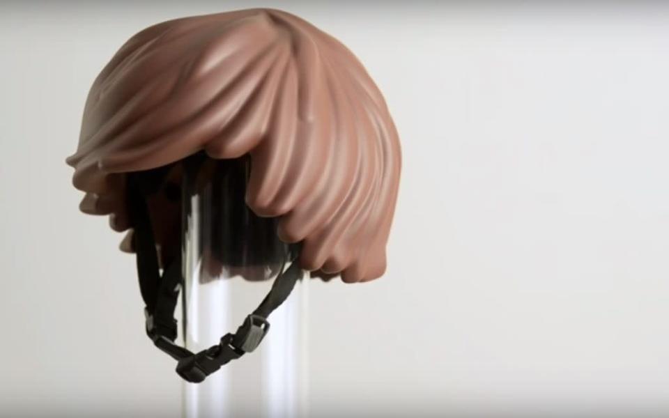 Ce casque à vélo en forme de cheveux de Lego