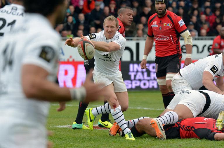 Toulouse's Jano Vermaak (C) passes the ball during a French Top 14 rugby union match against Oyonnax on April 19, 2014 at the Charles-Mathon stadium in Oyonnax, central eastern France