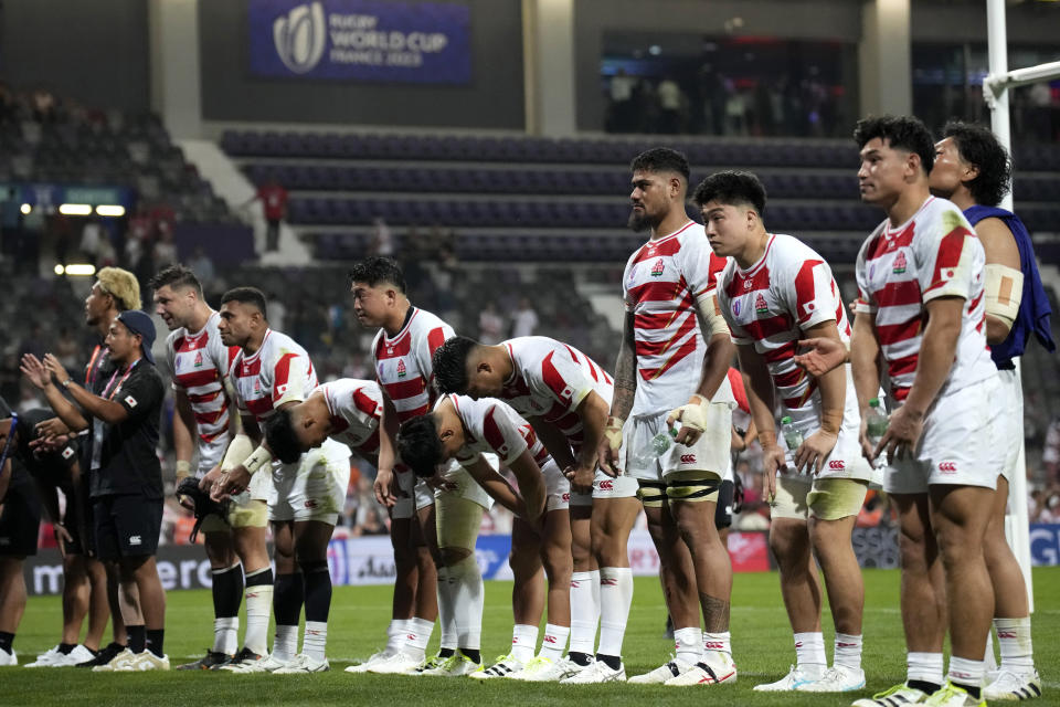 Japan's players bow in front of the fans after the end of the Rugby World Cup Pool D match between Japan and Samoa, at the Stadium de Toulouse in Toulouse, France, Thursday, Sept. 28, 2023. (AP Photo/Christophe Ena)