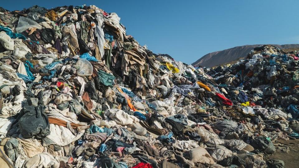 Ropa usada botada en el desierto de Atacama.