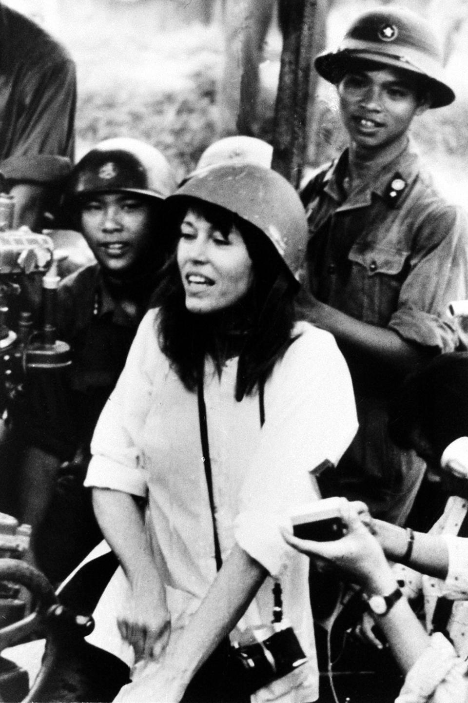 Jane Fonda accompanied by soldiers and reporters while playing a song against war in July 1972 near Hanoi during the Vietnam War. (Photo: AP/Nihon Denpa News)