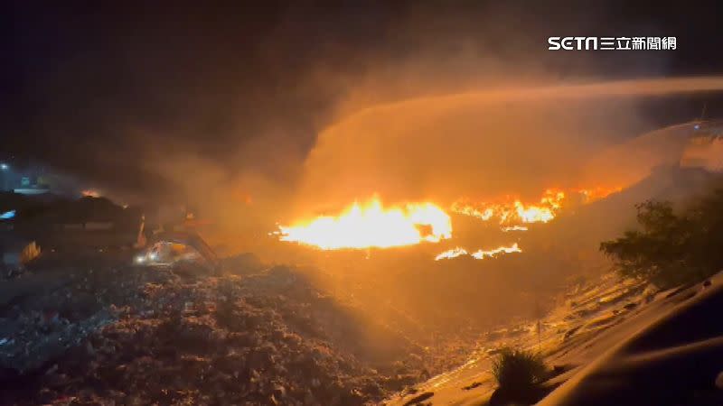 桃園垃圾掩埋場發生火警，遠處就能看見火燒山。