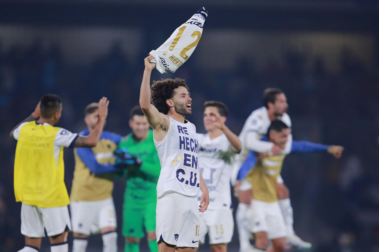 Chino Huerta celebrando la victoria de Pumas sobre Chivas en la Liguilla de México. (Mauricio Salas/Jam Media/Getty Images)