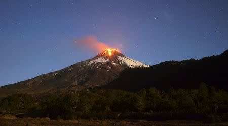 El volcán chileno Villarrica en actividad, mar 3 2015. El volcán Villarrica, en el sur de Chile, entró en erupción en la madrugada del martes tras 15 años de inactividad, lo que obligó a evacuar de forma preventiva a la población más cercana al macizo por posibles aluviones. REUTERS/Lautaro Salinas