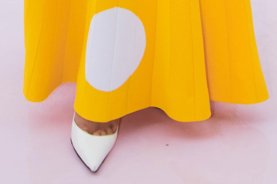 Sabrina Carpenter, Carolina Herrera, Wes Gordon, resort, resort 2023, resort show, fashion show, crop top, bandeau top, yellow top, skirt, yellow skirt, maxi skirt, heels, high heels, pumps, white pumps, pointed toe pumps, leather pumps 