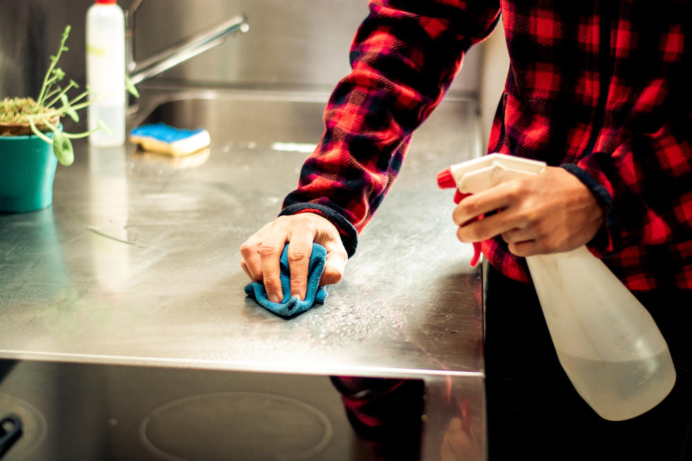 Un estudio de la OCU revela cuál es la mejor forma de limpiar los trapos y  bayetas de cocina