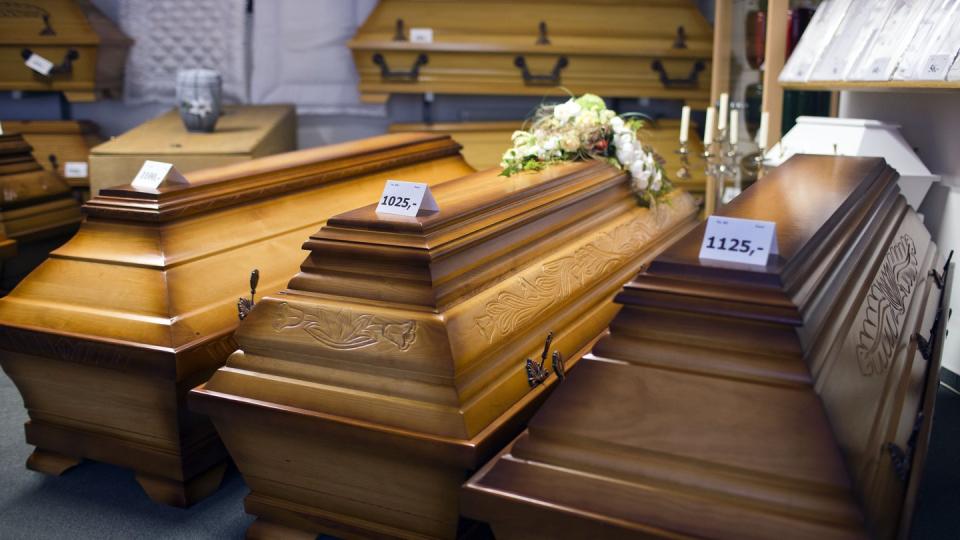 Eine Bestattung bringt oft unerwartet hohe Kosten mit sich. Finanzielle Hilfe kann beim Sozialamt beantragt werden. Foto: Jens Büttner