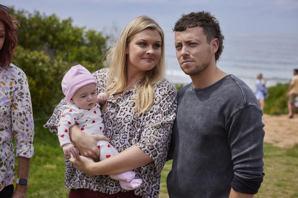 ziggy astoni and dean thompson with baby izzy in home and away