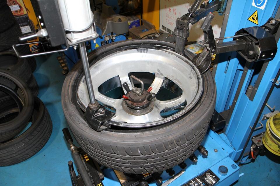 單導向的輪胎除前後調換外，最好也能將鋁圈拆下來，將左右邊的輪胎對調後再裝上鋁圈，如此才能減少過度吃單邊的情形發生。
