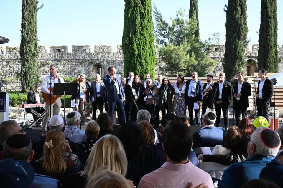 The pre-Shabbat Experience, a non-religious musical ceremony, featured the participation of Miami’s Jewish clergy and the official cantor of the State of Israel, Shai Abramson.